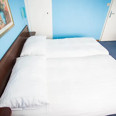 Des Pierrettes Motel
